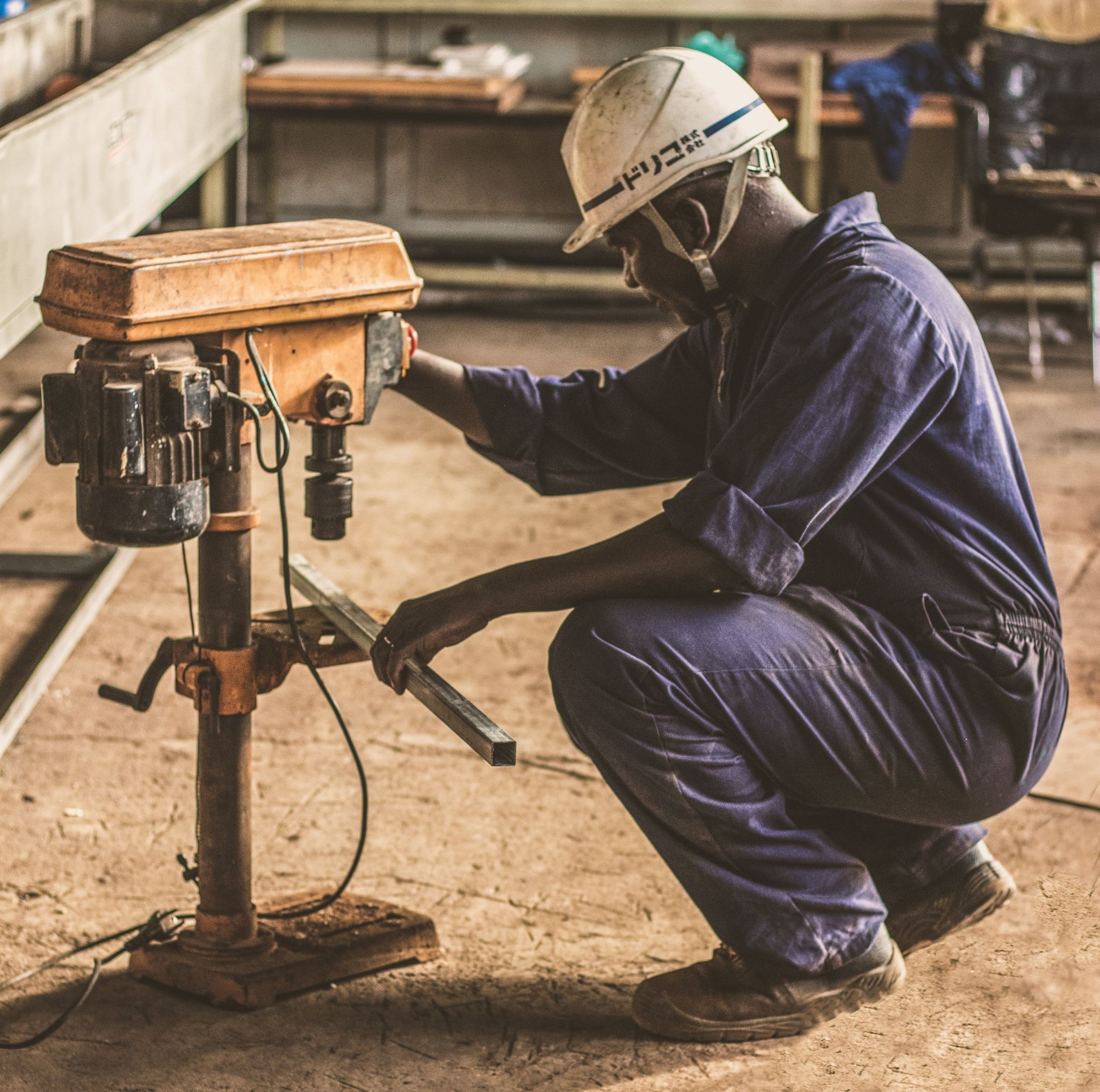 Les travailleurs de la construction portent des vêtements professionnels et des EPI