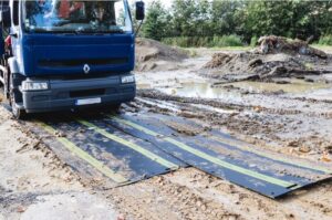 Plaques de roulage : pourquoi en utiliser sur vos chantiers ?